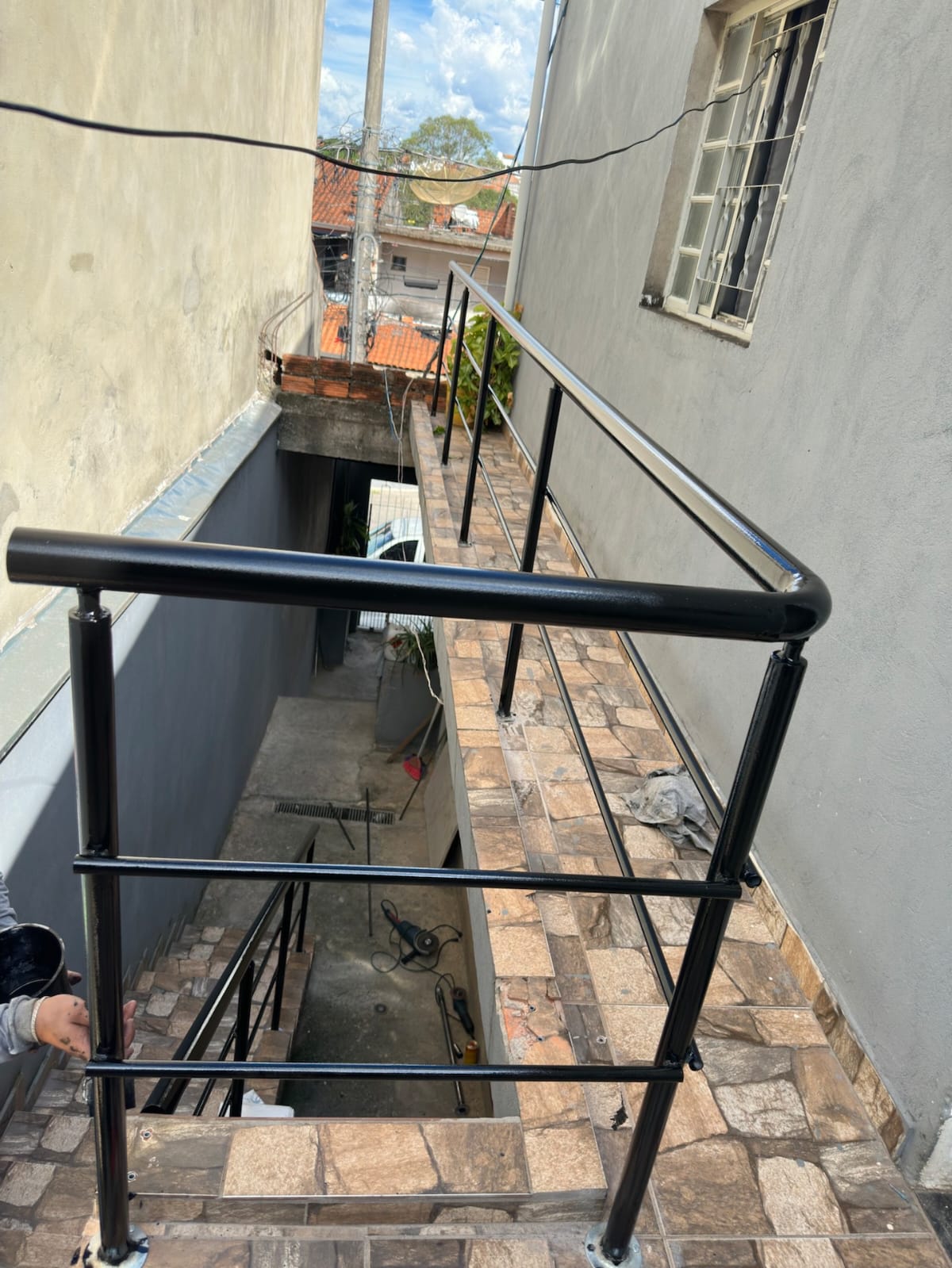 Corrimão e guarda-corpo preto tubular para rampa de acesso