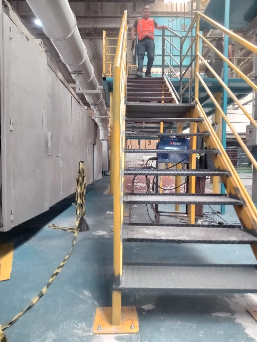 Escada industrial de acesso com degraus em chapa xadrez