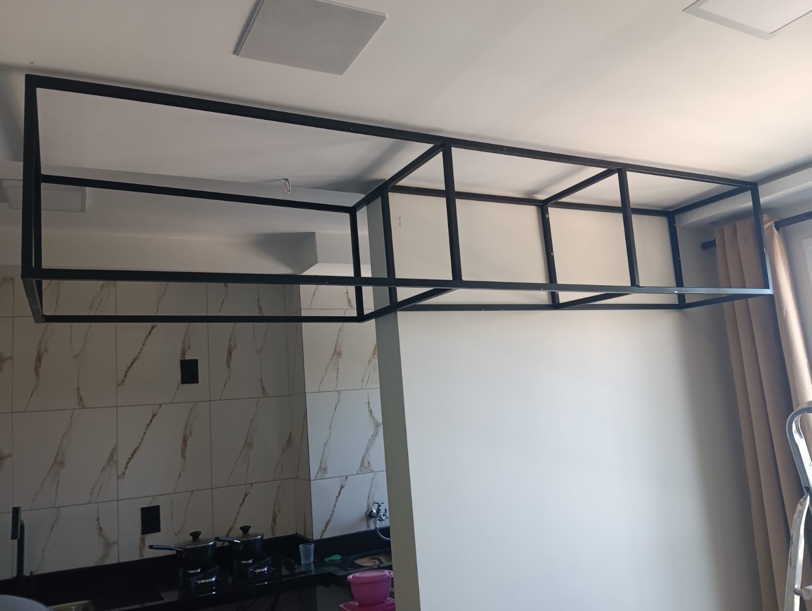 Estrutura metálica suspensa tubular para teto