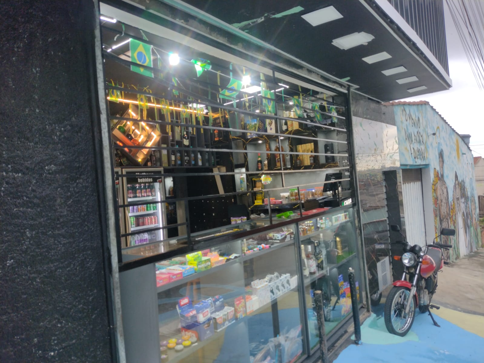 Fachada comercial e vitrine em estrutura metálica