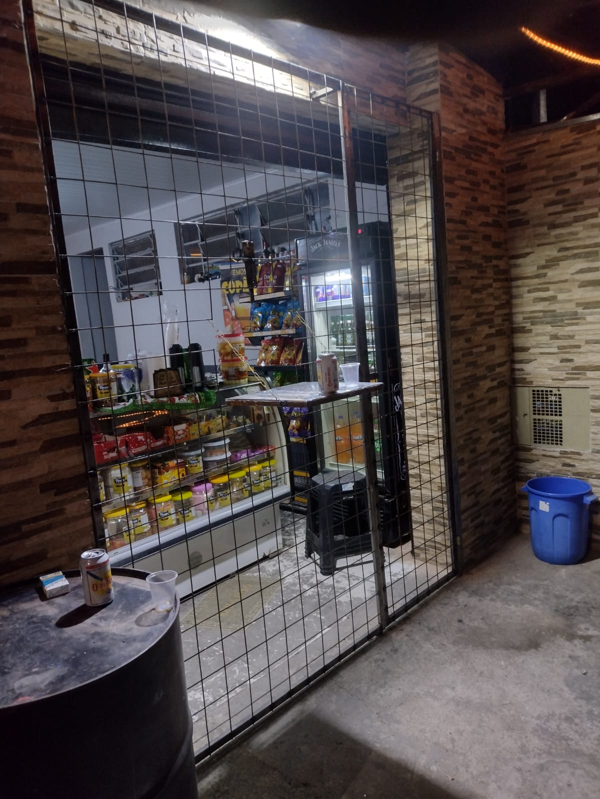 Grade e tela metálica de proteção para comércio
