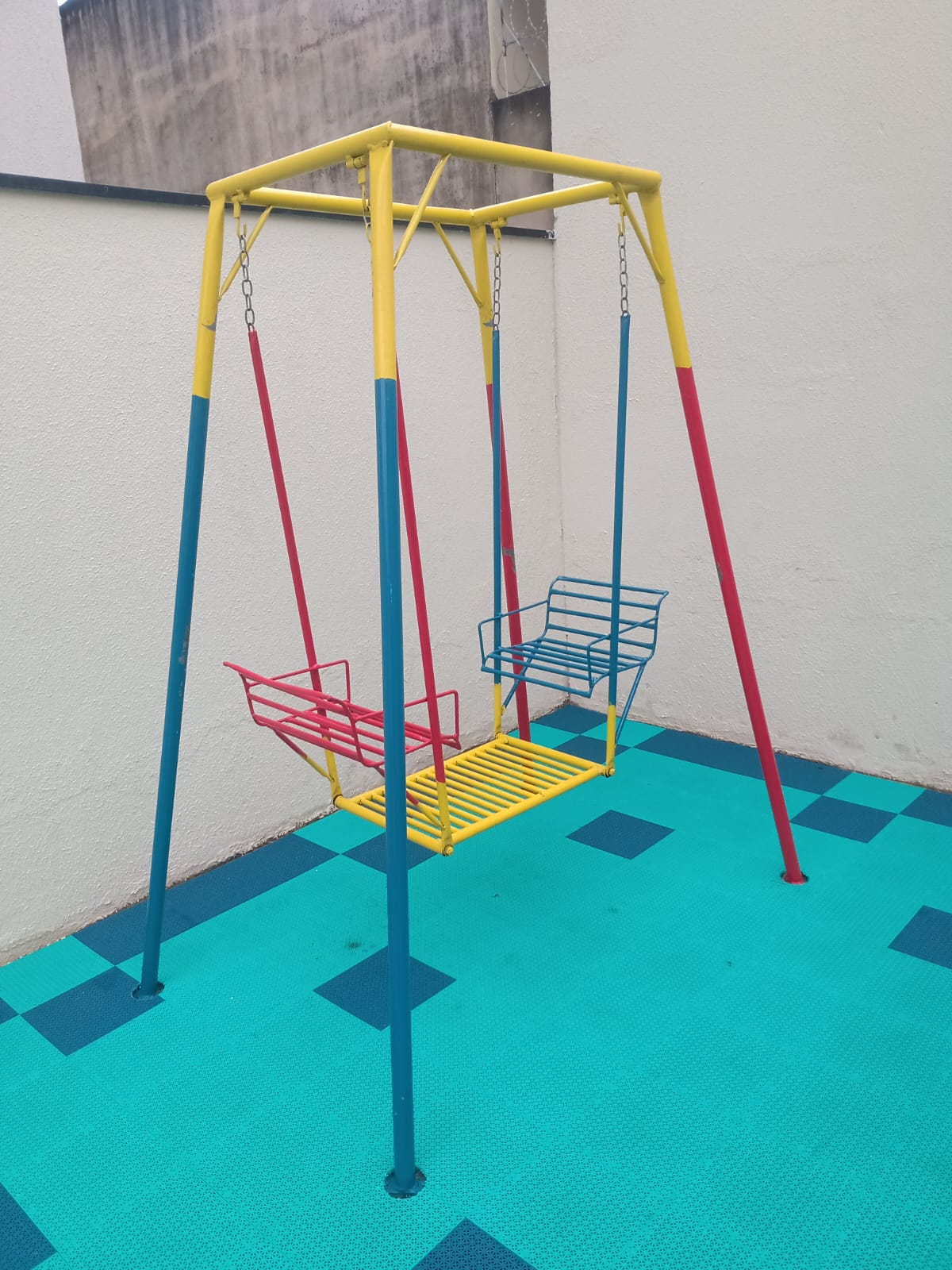 Balanço infantil duplo em estrutura de aço tubular reforçada
