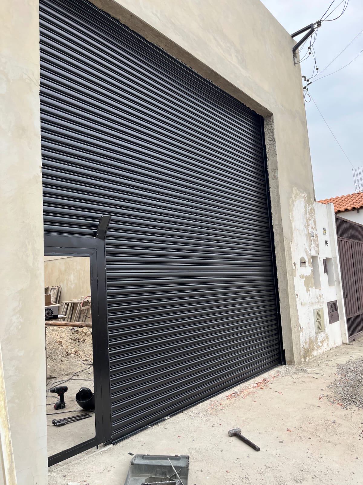 Porta de enrolar automática comercial instalada