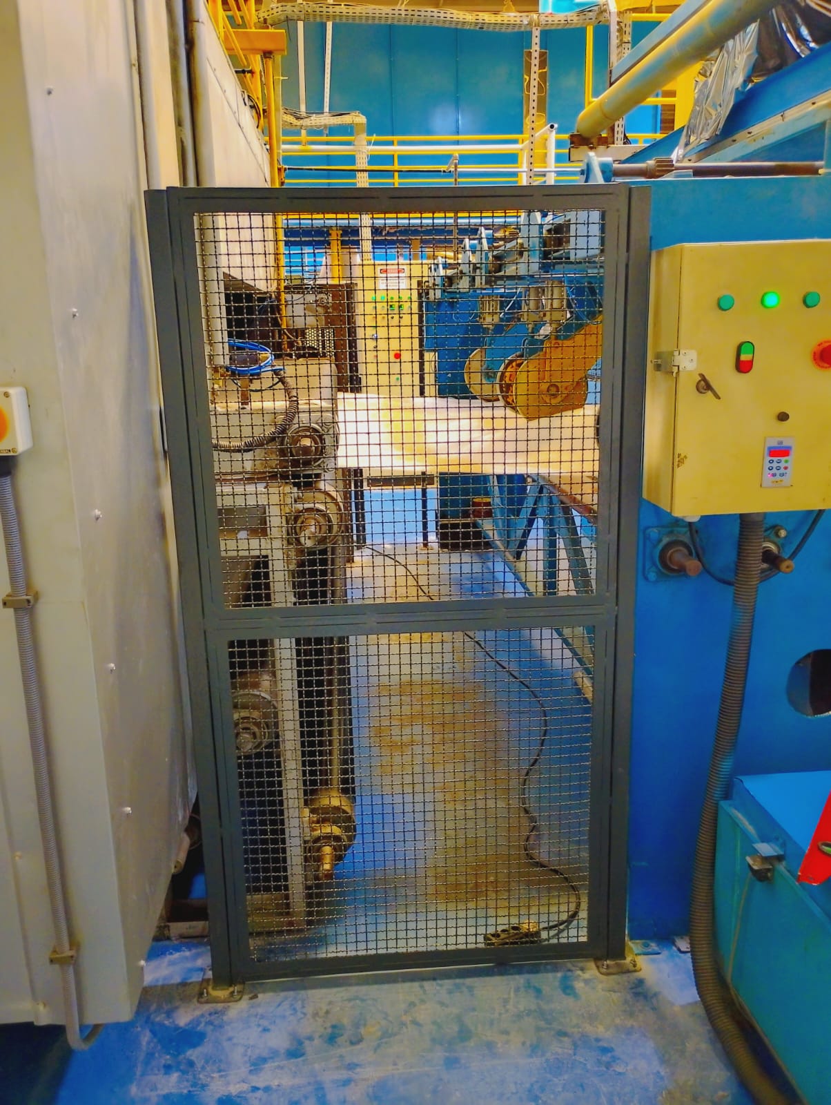Portinhola e grade de proteção para maquinário industrial
